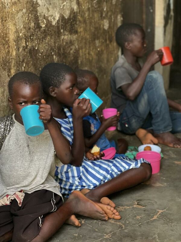Alimente um criança em Uganda